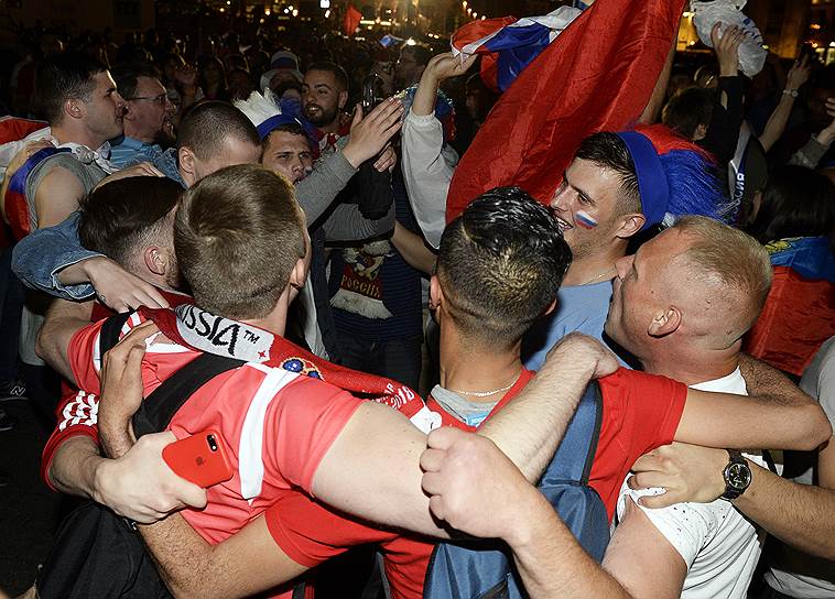 Болельщики во время праздничных гуляний на Никольской улице в честь победы сборной России