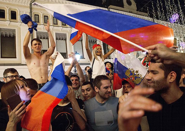 Народные гуляния в центре Москвы в честь победы сборной России по футболу
