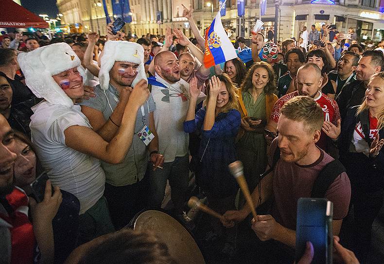 Народные гуляния в центре Москвы в честь победы сборной России