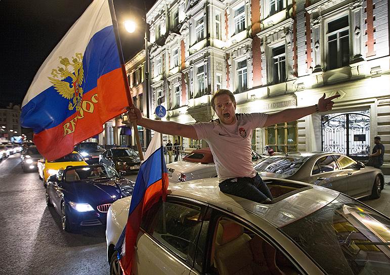 Народные гуляния в центре Москвы в честь победы сборной России по футболу