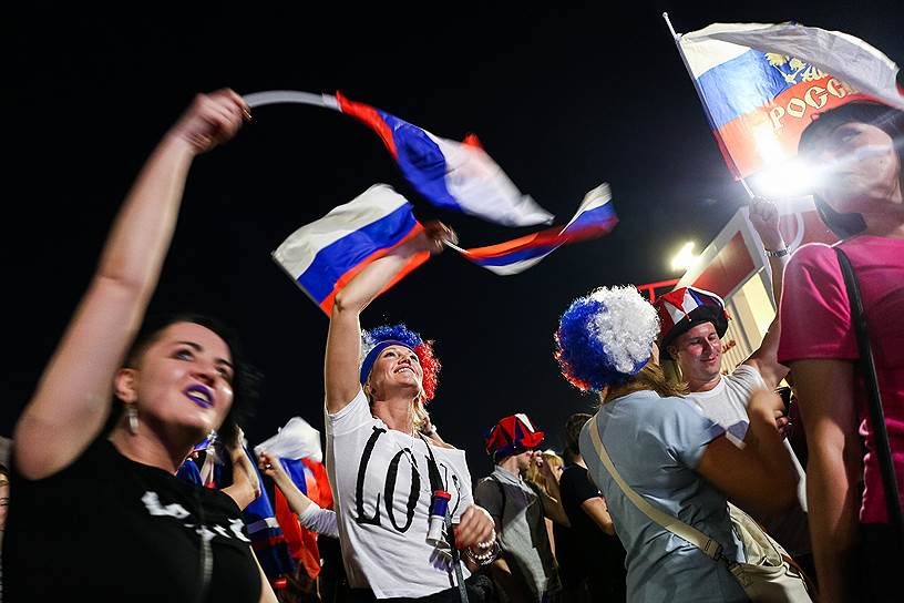 Фанаты сборной России по футболу во время просмотра матча Россия—Египет в Нижнем Новгороде