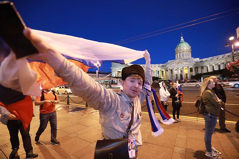 Болельщики после победы сборной России над командой Египта в центре Санкт-Петербурга