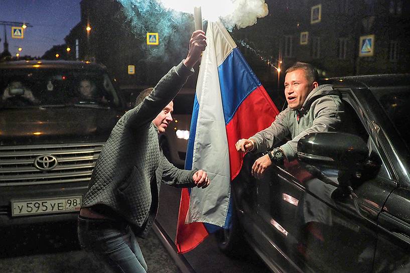 Болельщики с флагом России после окончания матча Россия—Египет в Санкт-Петербурге