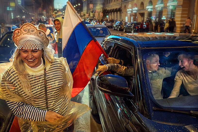 Болельщики в автомобиле с флагом России после окончания матча в Санкт-Петербурге