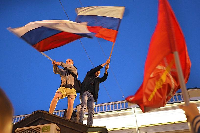 Болельщики в центре Санкт-Петербурга с флагами России после окончания матча Россия—Египет