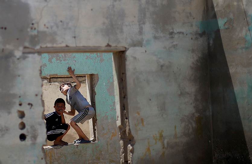 Сектор Газа. Палестинские мальчики играют в заброшенном доме