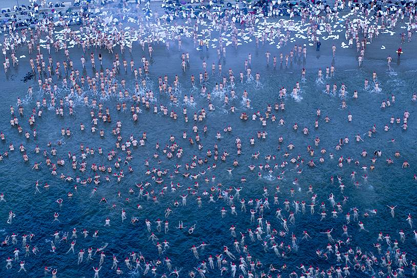 Хобарт, Австралия. Нудисты плавают в реке Деруэнт на острове Тасмания