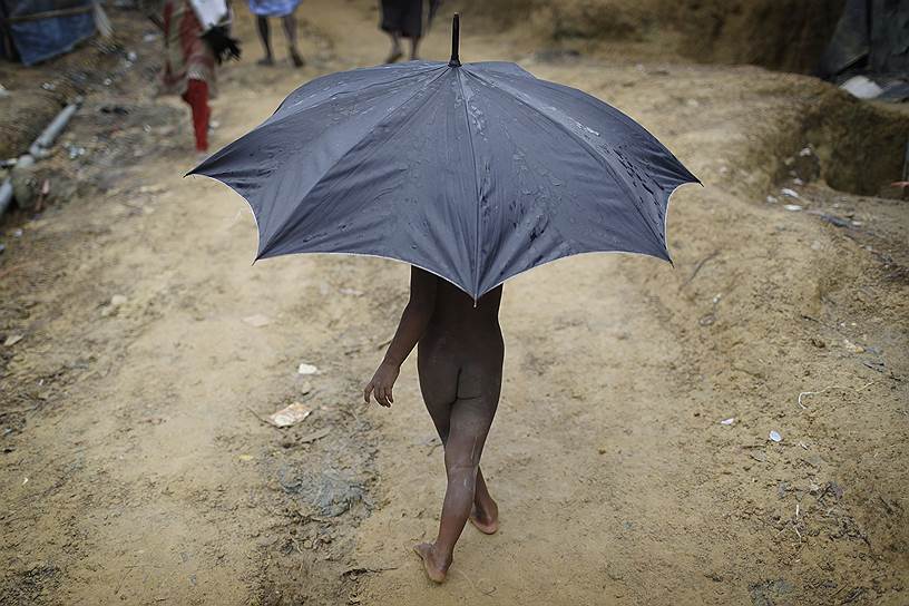 Кутупалонг, Бангладеш. Ребенок гуляет по территории лагеря для беженцев-рохинджа