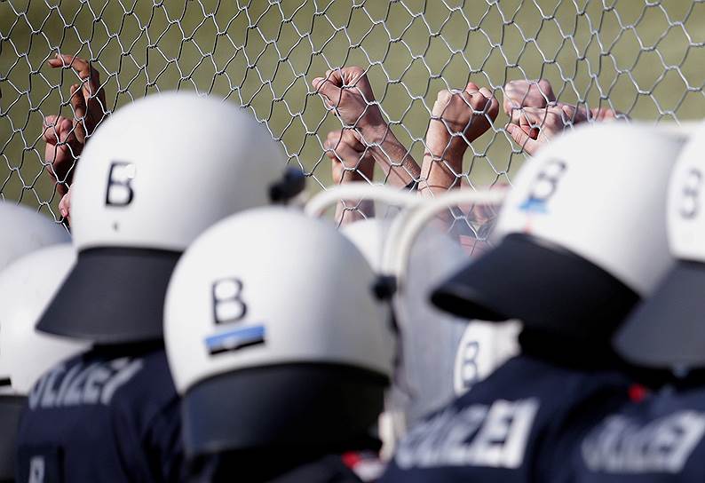 Шпильфельд, Австрия. Полиция отрабатывает действия по удержанию потока мигрантов на случай закрытия внутренних границ ЕС