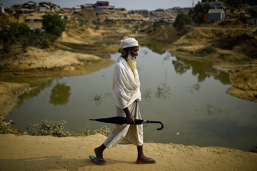 Кокс-Базар, Бангладеш. Беженец-рохинджа гуляет по территории лагеря для беженцев 
