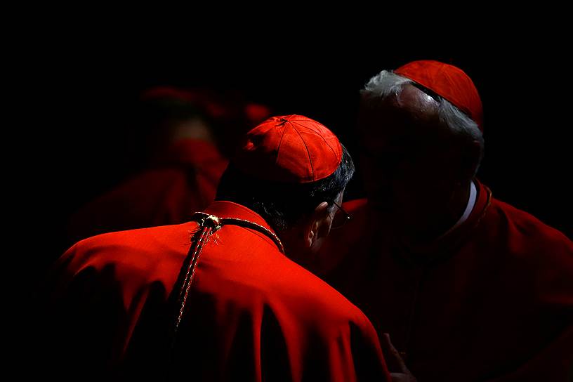 Собор Святого Петра, Ватикан. Разговор кардиналов перед церемонией возведения 14 иерархов в кардиналы 