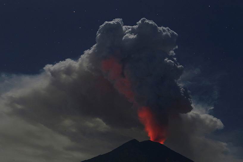 Бали, Индонезия. Извержение вулкана Агунг