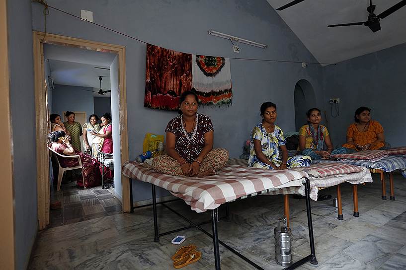 Индия была крупнейшим мировым центром суррогатного материнства до законодательного запрета в 2016 году. На фото — общежитие для суррогатных матерей в индийском городе Ананде (август 2013-го)