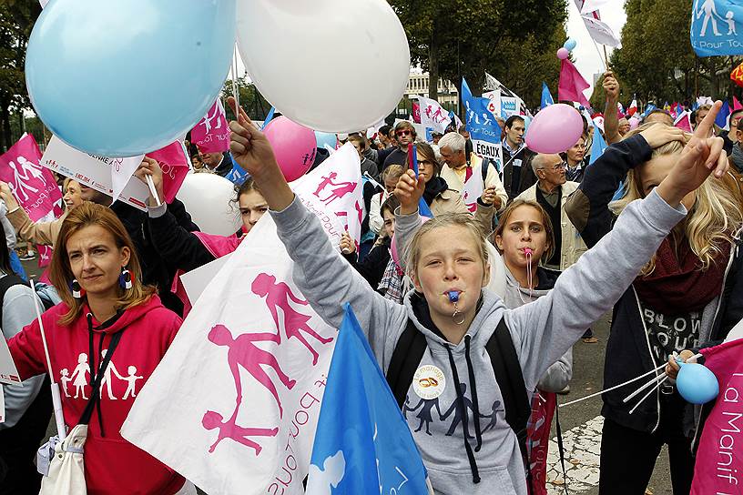 Во время ралли, организованного движением «Протест для всех», люди протестуют против использования в медицине суррогатного материнства. Париж, 5 октября 2014 года