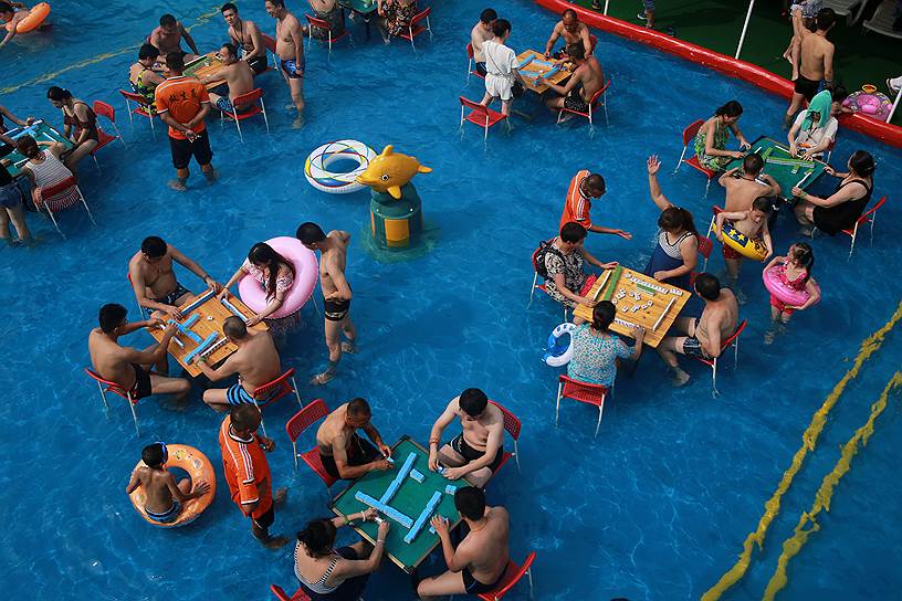 Чунцин, Китай. Местные жители играют в маджонг в бассейне