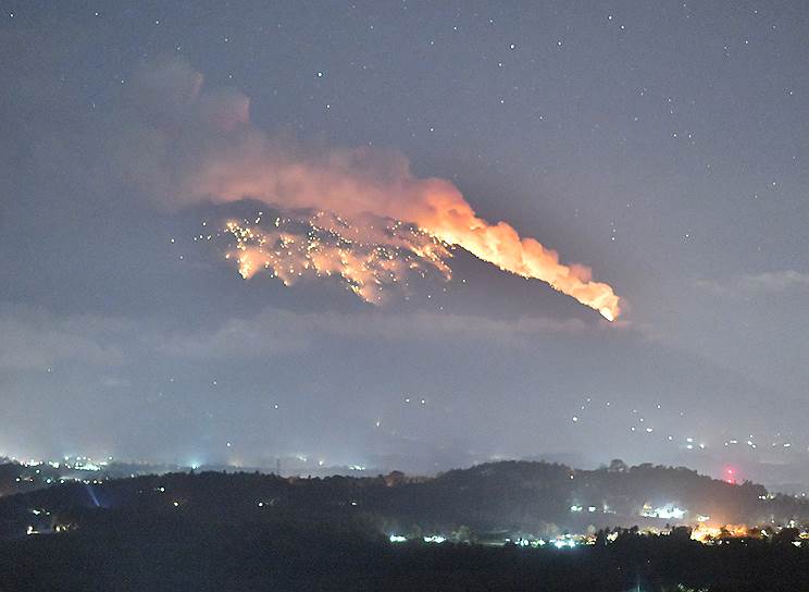 Бали, Индонезия. Ночной вид на извергающийся вулкан Агунг