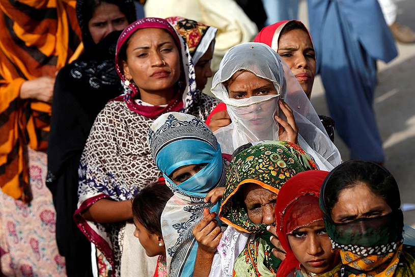 Татта, Пакистан. Женщины слушают предвыборную речь председателя Пакистанской народной партии Билавала Зардари