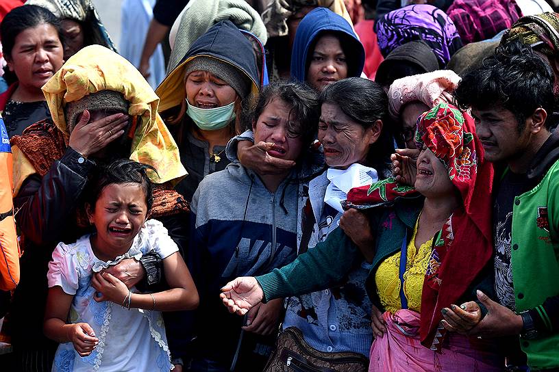 Сималунгун, Индонезия. Родственники пропавших без вести пассажиров затонувшего на озере Тоба парома