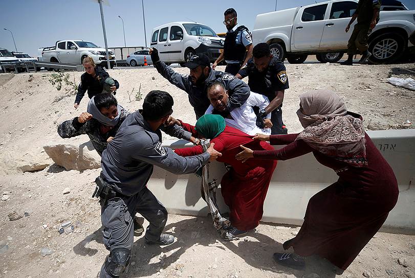 Хан аль-Ахмар, Западный берег реки Иордан. Израильские полицейские задерживают палестинцев
