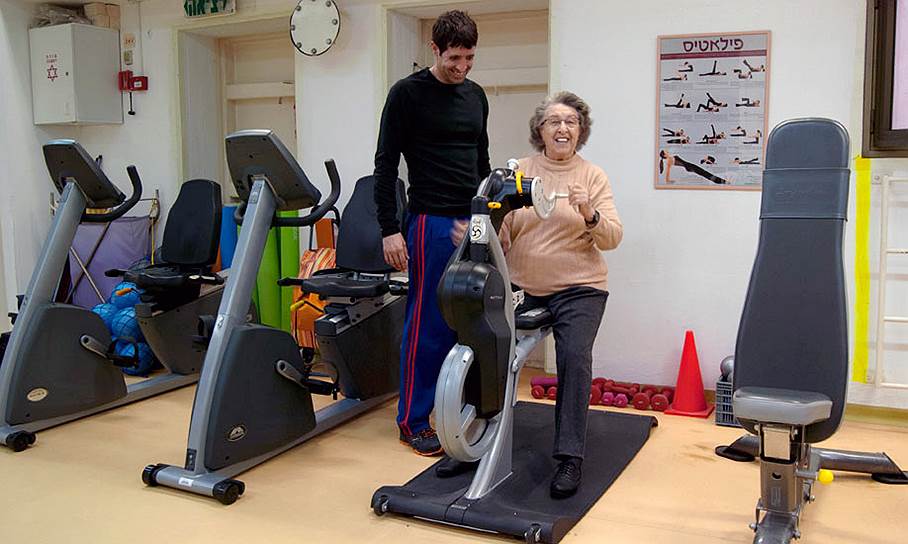 Занятия спортом в домах для пожилых обязательно контролируют специалисты