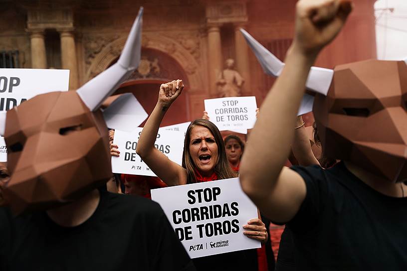 Памплона, Испания. Защитники животных на акции протеста против корриды в предверии ежегодного забега быков  