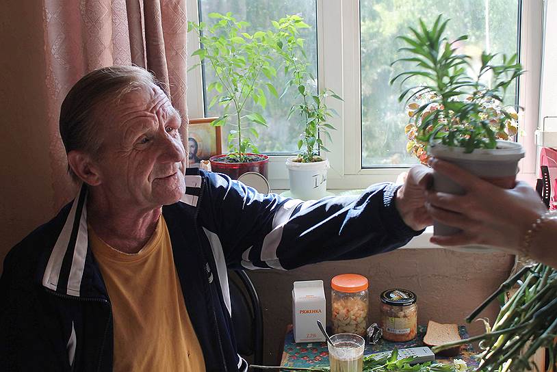 Яков Кирюхин ухаживает за растениями не только в саду дома престарелых, но и в своей комнате