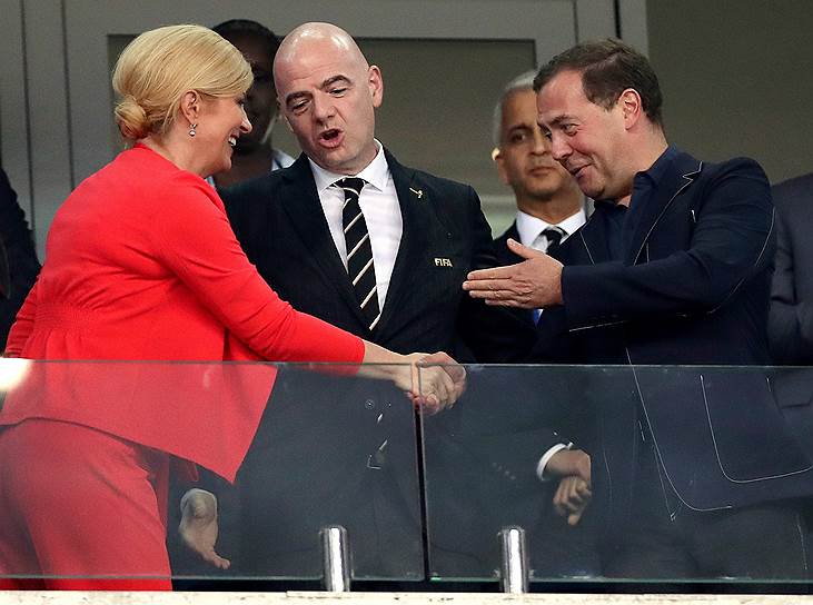 Перед серией пенальти президент FIFA Джанни Инфантино дипломатично встал между президентом Хорватии и премьер-министром России