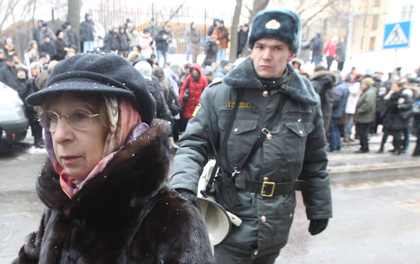 В последние годы актриса в своих заявлениях поддерживала оппозицию. 6 мая 2013 года выступила на митинге на Болотной площади в Москве. С 2014 года критиковала позицию России по событиям на Украине