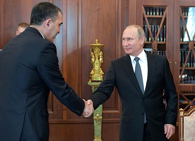 Президент РФ Владимир Путин и глава Ингушетии Юнус-Бек Евкуров (слева)