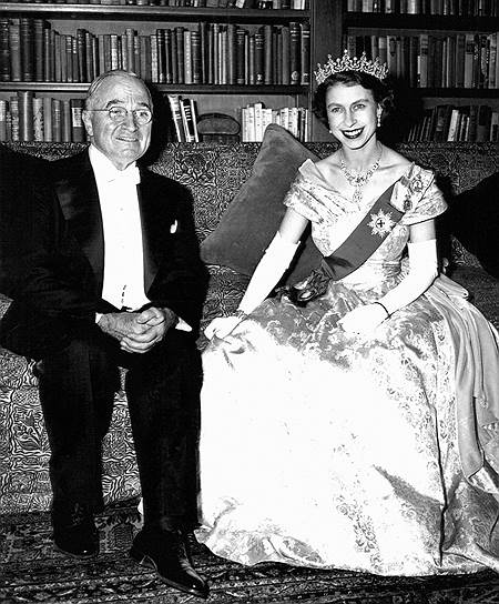 1 ноября 1951 года. Принцесса Елизавета и президент США Гарри Труман в посольстве Канады в Вашингтоне