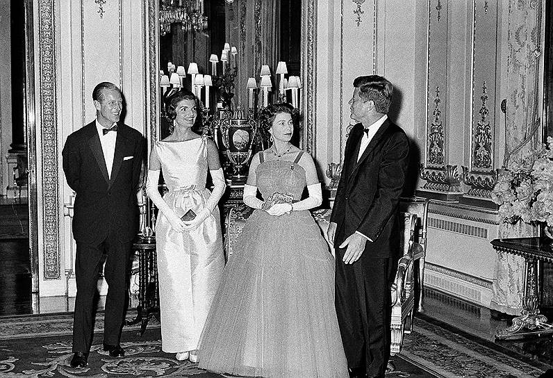 5 июня 1961 года. На фото слева направо: принц Филипп, Жаклин Кеннеди, Елизавета II и Джон Кеннеди перед ужином в Букингемском дворце
