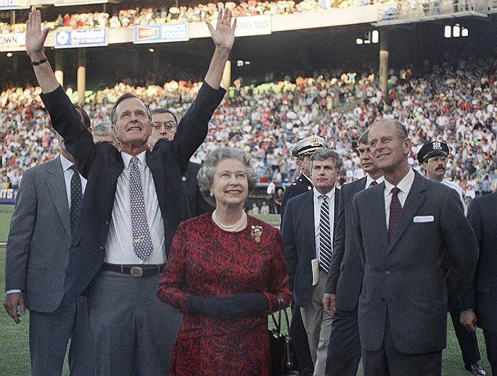 15 мая 1991 года. Президент Джордж Буш-старший, Елизавета II и принц Филипп на стадионе имени Хаймана в Балтиморе. В тот день королева впервые присутствовала на бейсбольном матче