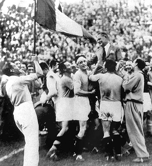 1934, Рим (Италия)&lt;br>
Чехословакия—Италия 1:2&lt;br>
Второй раз подряд победу в финале праздновала страна—хозяйка турнира. Это был первый финал, в котором основное время не выявило победителя, в результате чего были назначены дополнительные 30 минут, в которых Италия забила победный гол. Кроме того, это был первый чемпионат мира, перед которым проводился отборочный турнир — из 32 сборных были отобраны 16