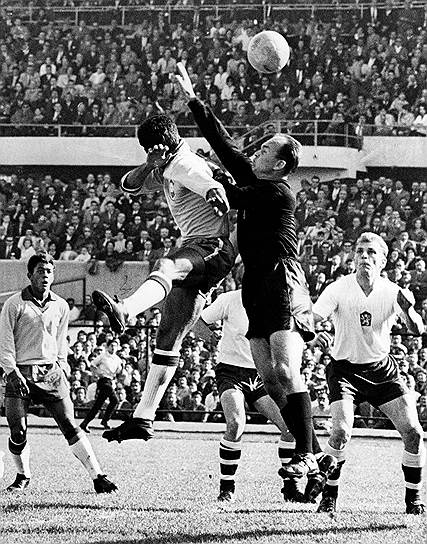 1962, Сантьяго (Чили)&lt;br>
Бразилия—Чехословакия 3:1&lt;br>
Бразилия стала второй командой, защитившей титул чемпионов (после Италии в 1938 году). Финальный матч ЧМ впервые судил советский арбитр — Николай Латышев. В одном из эпизодов он не назначил пенальти бразильцам за неумышленную игру рукой, что впоследствии привело к тому, что власти Чехословакии обвиняли судью в «непонимании задач социализма» 