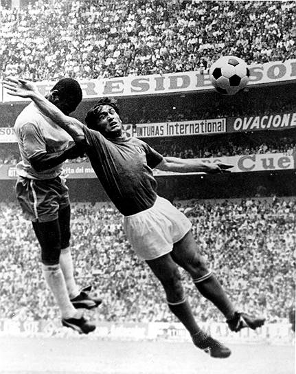 1970, Мехико (Мексика)&lt;br>
Бразилия—Италия 4:1&lt;br>
Бразилия завоевала титул в третий раз. Победа позволила бразильцам взять кубок на постоянное хранение, однако в 1983 году он был украден и так и не найден. Тренер Марио Загалло стал первым завоевавшим титул и как игрок, и как тренер. Пеле до сих пор остается единственным игроком, выигравшим три чемпионата мира по футболу, при этом в финале ЧМ-1962 он не участвовал из-за травмы