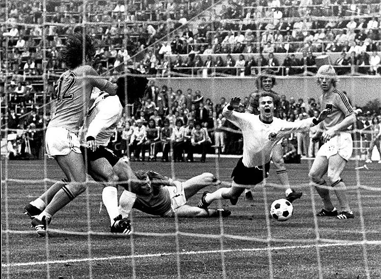1974, Мюнхен (ФРГ)&lt;br>
Нидерланды—ФРГ 1:2&lt;br>
Сборная ФРГ стала чемпионом во второй раз, а пятеро ее игроков стали первыми в истории, выигравшими золотые, серебряные и бронзовые медали ЧМ. На групповом этапе турнира впервые встретились сборные ФРГ и ГДР, последние выиграли со счетом 1:0. На чемпионате впервые был применен допинг-контроль, на котором попался один из игроков сборной Гаити