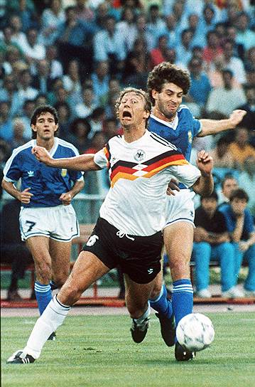 1990, Рим (Италия)&lt;br>
ФРГ—Аргентина 1:0&lt;br>
Сборная ФРГ в третий раз стала чемпионом мира. Причем это был ее последний матч — после него была сформирована объединенная сборная Германии. Единственный мяч в игре был забит в результате спорного пенальти. Впервые чемпионы мира уступили титул в финальном матче