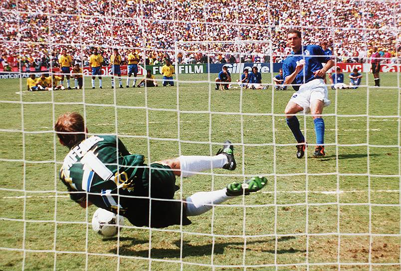1994, Пасадена (США)&lt;br>
Бразилия—Италия 0:0 (по пенальти — 3:2) &lt;br>
Впервые в финале не было забито ни одного мяча, и впервые он закончился серией послематчевых пенальти. Во второй раз в истории чемпионатов мира кубок был разыгран между сборными, уже встречавшимися в финале. Свою победу футболисты Бразилии посвятили погибшему весной того же года бразильскому автогонщику Айртону Сенне