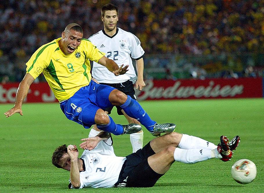 2002 football. Финал ЧМ 2002 Германия-Бразилия. Бразилия Германия 2002 финал. Германия Бразилия ЧМ 2002. Роналдо ЧМ 1998.