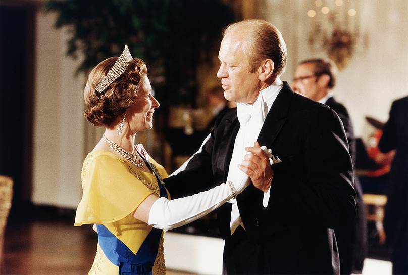 7 июля 1976 года. Елизавета II и президент Джеральд Форд танцуют во время официального визита королевы в США