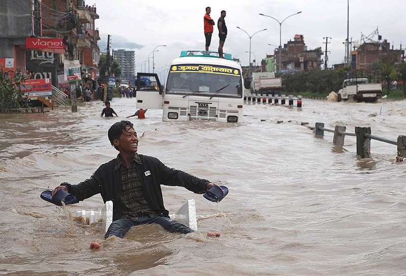 Бхактапур, Непал. Местные жители передвигаются по затопленному городу