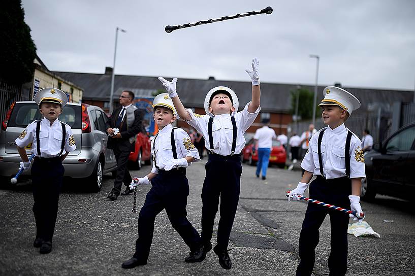 Белфаст, Северная Ирландия. Торжества по случаю Дня оранжистов — праздника, отмечаемого в годовщину битвы на реке Бойн в 1690 году
