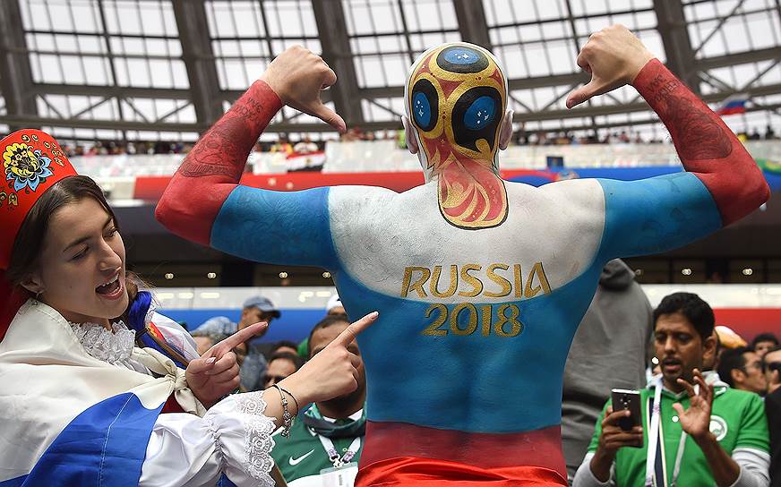 Болельщики сборной России на матче открытия на стадионе «Лужники» в Москве