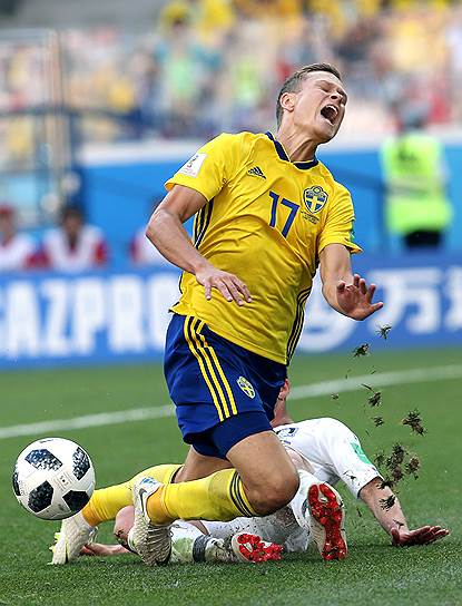 Матч между сборными Швеции и Южной Кореи на стадионе «Нижний Новгород». Игрок сборной Швеции Виктор Классон