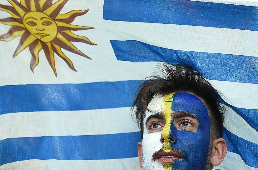 Уругвайский болельщик во время матча между сборными Уругвая и Португалии на стадионе «Фишт»