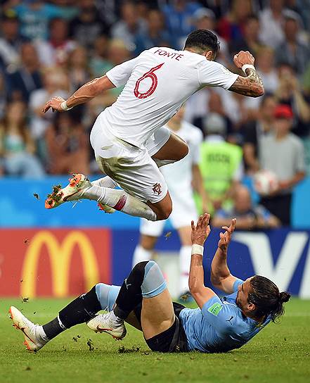 Матч между сборными Уругвая и Португалии на стадионе «Фишт». Игрок сборной Португалии Жозе Фонте (сверху) и уругваец Мартин Касерес