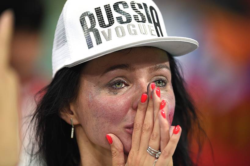 Болельщица сборной России на матче со сборной Хорватии на стадионе «Фишт» в Сочи 
