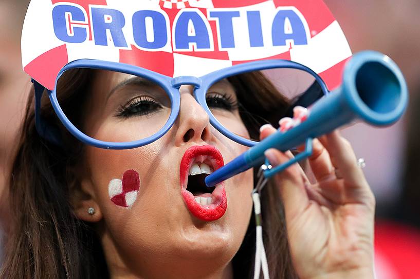 Хорватская болельщица на стадионе «Лужники» в Москве во время матча со сборной Англии