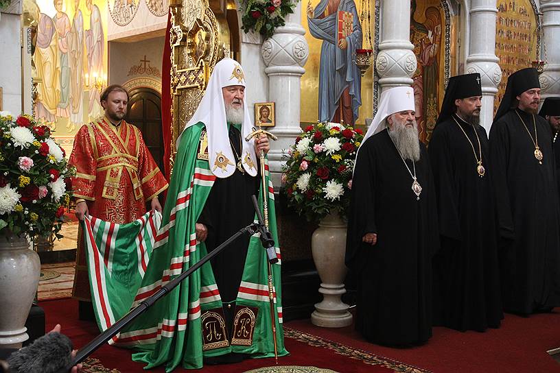 Патриарх Московский и всея Руси Кирилл (справа)