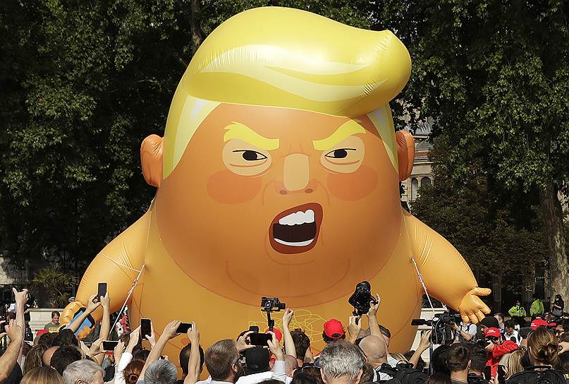 Лондон, Великобритания. Участники митинга надули гигантский воздушный шар в виде Дональда Трампа
